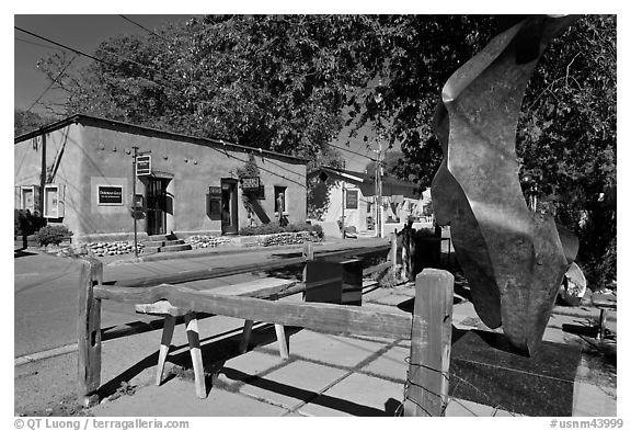 Modern sculpture and galleries on Canyon Road. Santa Fe, New Mexico, USA (black and white)
