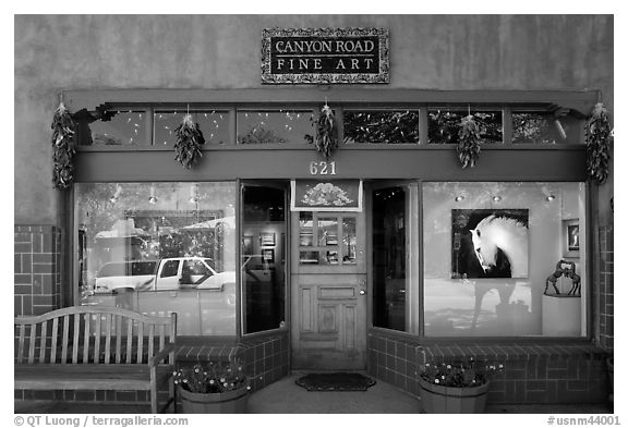 Canyon Road fine art gallery storefront,. Santa Fe, New Mexico, USA (black and white)