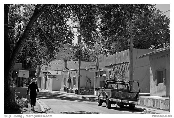 Canyon Road and art galleries. Santa Fe, New Mexico, USA (black and white)