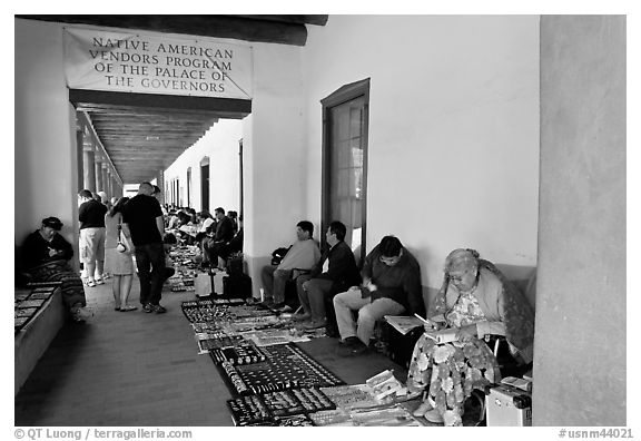 Native americans selling in front of the Palace of the Governors. Santa Fe, New Mexico, USA (black and white)