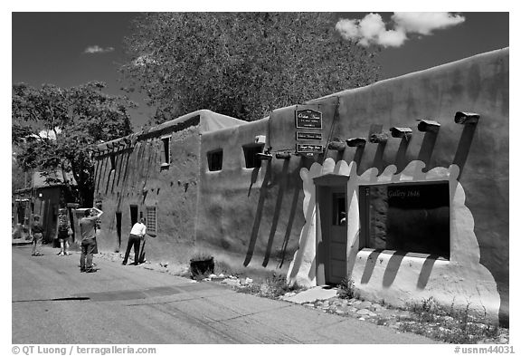 Tourists inspect oldest house. Santa Fe, New Mexico, USA (black and white)