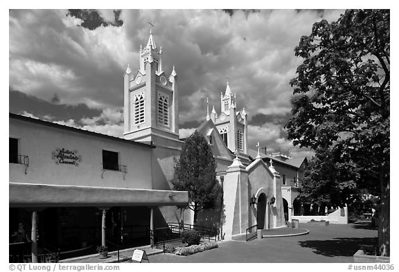 Old town plaza and San Felipe de Neri Church. Albuquerque, New Mexico, USA (black and white)