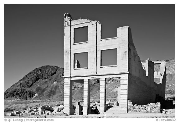 Ruined bank in  Ryolite ghost town. Nevada, USA