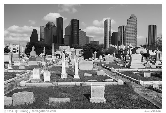 Congregation Beth Israel Cemetery and skyline. Houston, Texas, USA (black and white)
