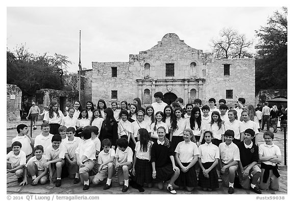School group poses in front of the Alamo. San Antonio, Texas, USA (black and white)