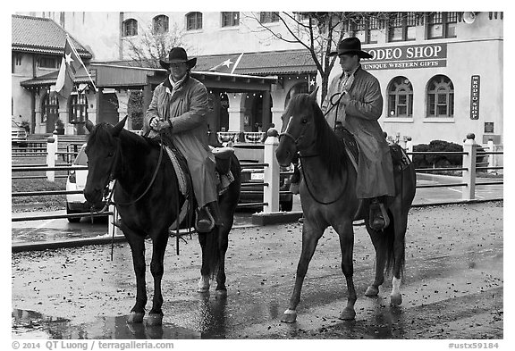 Cowboys in raincoats. Fort Worth, Texas, USA (black and white)