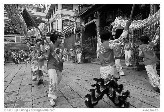Dancers carry dragon on poles, Thien Hau Pagoda. Cholon, District 5, Ho Chi Minh City, Vietnam (black and white)