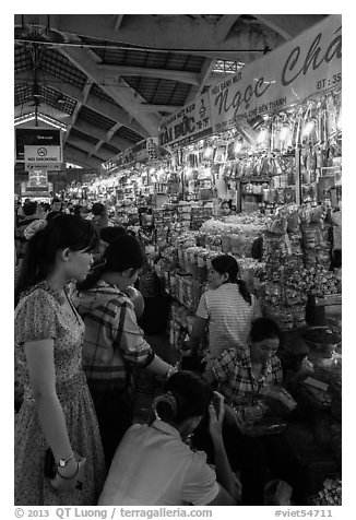 Stalls inside Ben Thanh market. Ho Chi Minh City, Vietnam (black and white)