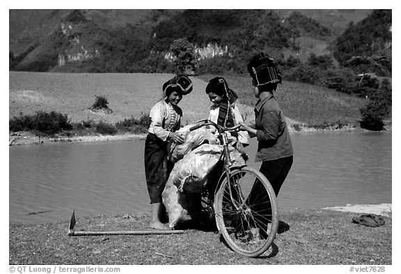 Thai women loading a bicycle, near Tuan Giao. Northwest Vietnam (black and white)