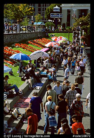 Tourists and art exhibitors on the quay of inner harbour. Victoria, British Columbia, Canada