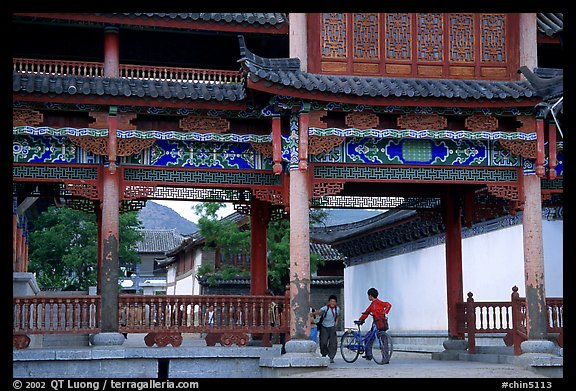 Children in an archway. Lijiang, Yunnan, China (color)