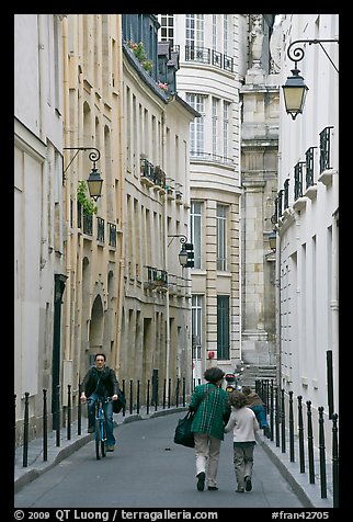 Narrow street. Paris, France (color)