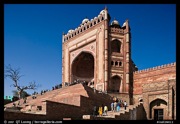 54m-high gate built to commemorate Akbar's victory in Gujarat, Dargah mosque. Fatehpur Sikri, Uttar Pradesh, India