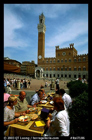 Outdoor dinning on Piazza Del Campo. Siena, Tuscany, Italy