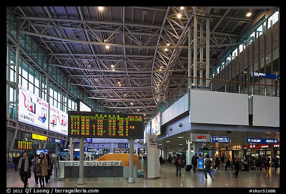 Main concourse of Seoul train station. Seoul, South Korea