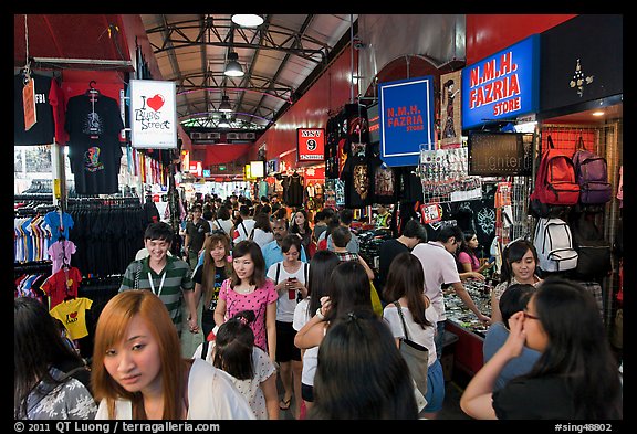 Crowds in Bugis Street Market. Singapore (color)