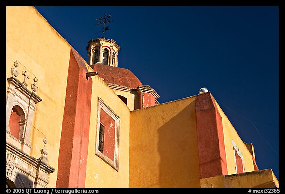 Walls and dome of San Roque church, early morning. Guanajuato, Mexico