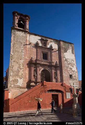 People walking in front of church San Roque, early morning. Guanajuato, Mexico