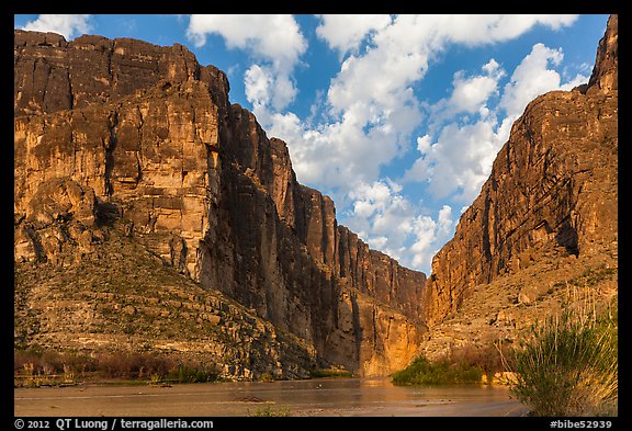 Santa Elena Canyon cut into Sierra Ponce Mountains. Big Bend National Park, Texas, USA.