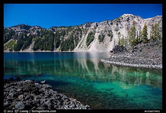 Emerald waters in Fumarole Bay, Wizard Island. Crater Lake National Park, Oregon, USA.