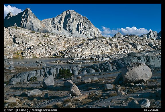 Glacial erratic boulders and mountains, Dusy Basin. Kings Canyon National Park, California, USA.