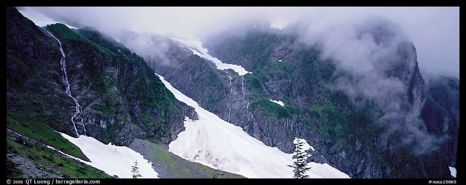 Waterfalls, neves, and clouds, North Cascades National Park. Washington, USA.