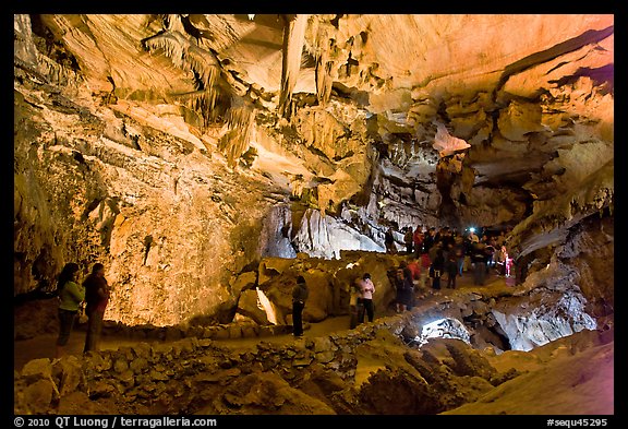 Tourists in huge Subterranean room, Crystal Cave. Sequoia National Park, California, USA.