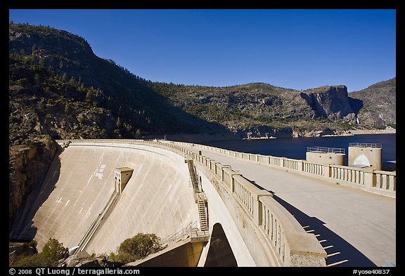 O'Shaughnessy Dam and Hetch Hetchy Reservoir. Yosemite National Park (color)