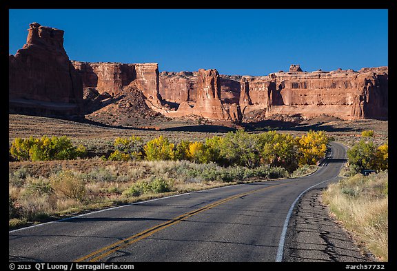Road, Courthouse wash and Courthouse towers. Arches National Park, Utah, USA.