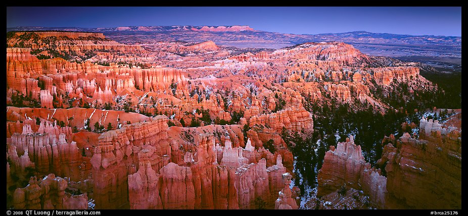 Innumerable brighly colored free-standing hoodoos aligned in amphiteater. Bryce Canyon National Park, Utah, USA.