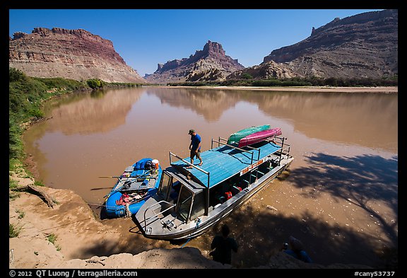 Jetboat and raft at Spanish Bottom. Canyonlands National Park (color)