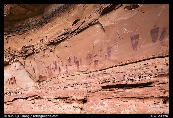 Oblique view of entire Great Gallery panel, Horseshoe Canyon. Canyonlands National Park, Utah, USA.