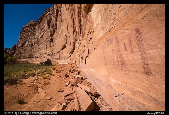 Rock art and cliff in Pictograph Fork. Canyonlands National Park, Utah, USA.