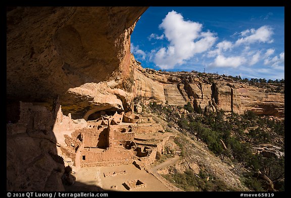 Long House nested in rock alcove, Wetherill Mesa. Mesa Verde National Park, Colorado, USA.
