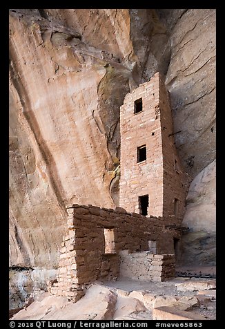 Tower and cliff inside Square Tower House. Mesa Verde National Park, Colorado, USA.
