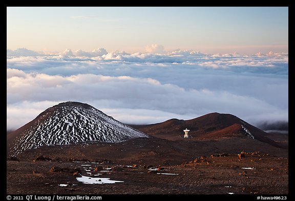 Antenna on volcano top above clouds. Mauna Kea, Big Island, Hawaii, USA