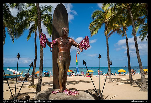 Duke Kahanamoku surfer statue and Waikiki Beach. Waikiki, Honolulu, Oahu island, Hawaii, USA (color)