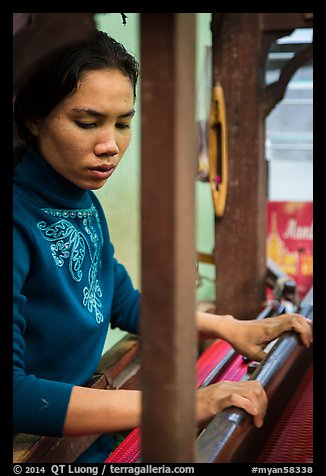 Wowan working loom. Amarapura, Myanmar (color)