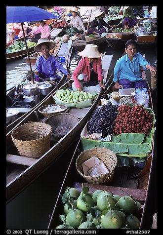 Small boats loaded with food, Floating market. Damnoen Saduak, Thailand (color)