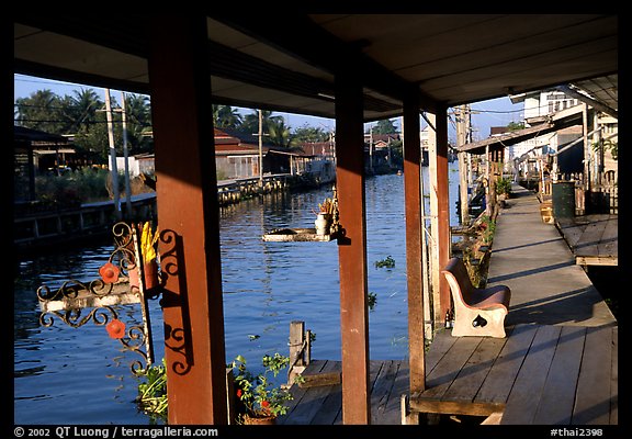 Houses along canal. Damnoen Saduak, Thailand