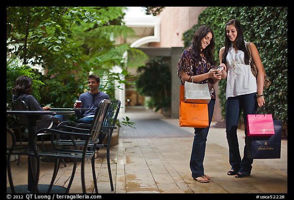 Shoppers, Stanford Shopping Center. Stanford University, California, USA