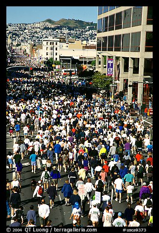 Crowds in the streets during the Bay to Breakers annual race. San Francisco, California, USA