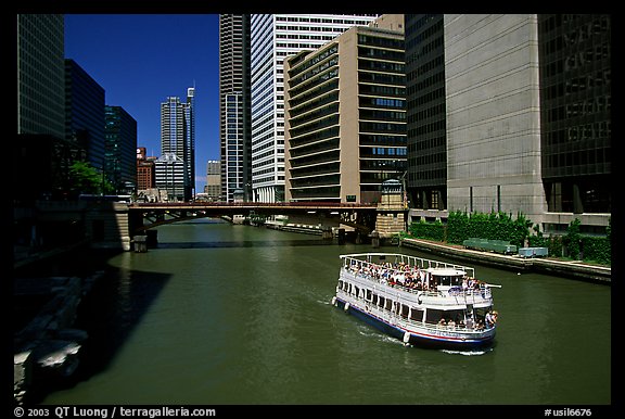 Chicago River and tour boat. Chicago, Illinois, USA