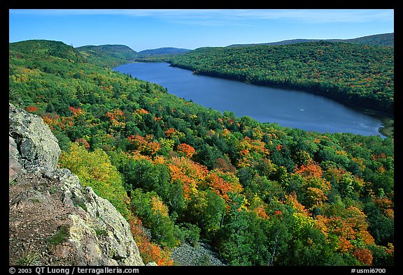 Lake of the Clouds with early fall colors, Porcupine Mountains State Park. Upper Michigan Peninsula, USA