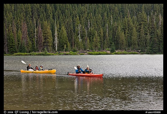 Parents kayaking with children in tow, Devils Lake. Oregon, USA (color)