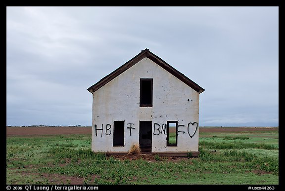 Abandoned house with graffiti, Mosca. Colorado, USA