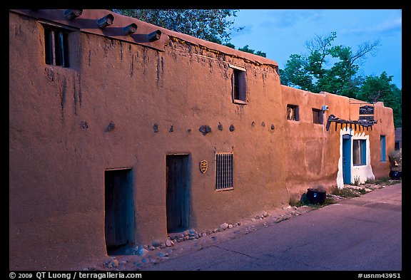 Casa Vieja de Analco, oldest house in the US, at dusk. Santa Fe, New Mexico, USA