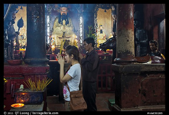 Couple worshipping Thang Hoang, Chua Ngoc Hoang pagoda, district 3. Ho Chi Minh City, Vietnam