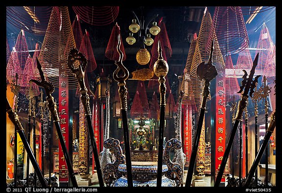 Elaborate decor, Phuoc An Hoi Quan Pagoda. Cholon, District 5, Ho Chi Minh City, Vietnam (color)