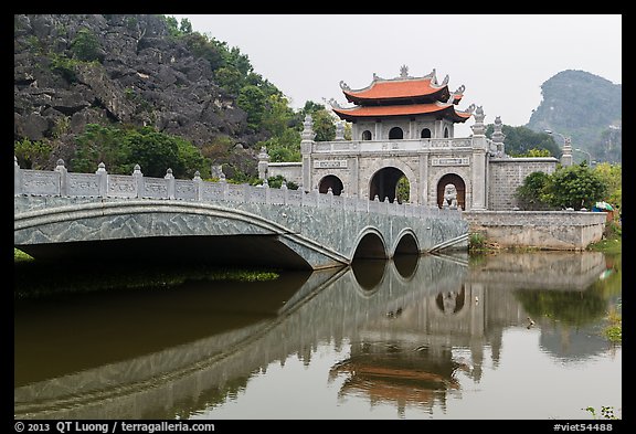New gate, Hoa Luu. Ninh Binh,  Vietnam
